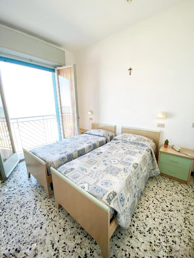 Hotel Dinarica Marotta Bagian luar foto