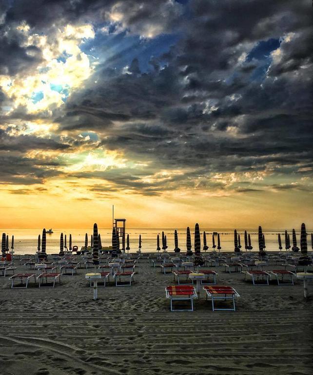 Hotel Dinarica Marotta Bagian luar foto