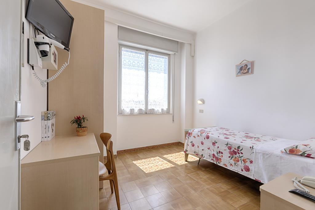 Hotel Dinarica Marotta Bagian luar foto