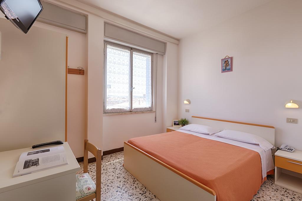 Hotel Dinarica Marotta Bagian luar foto